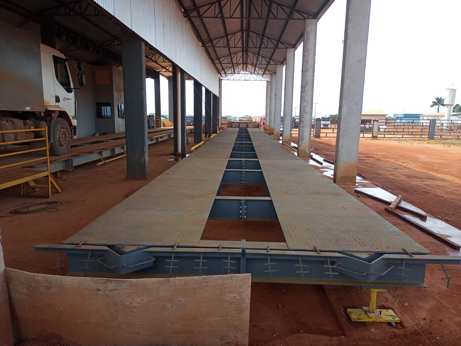 Balança rodoviária Linha Acier sob coberta — vista lateral com módulos metálicos