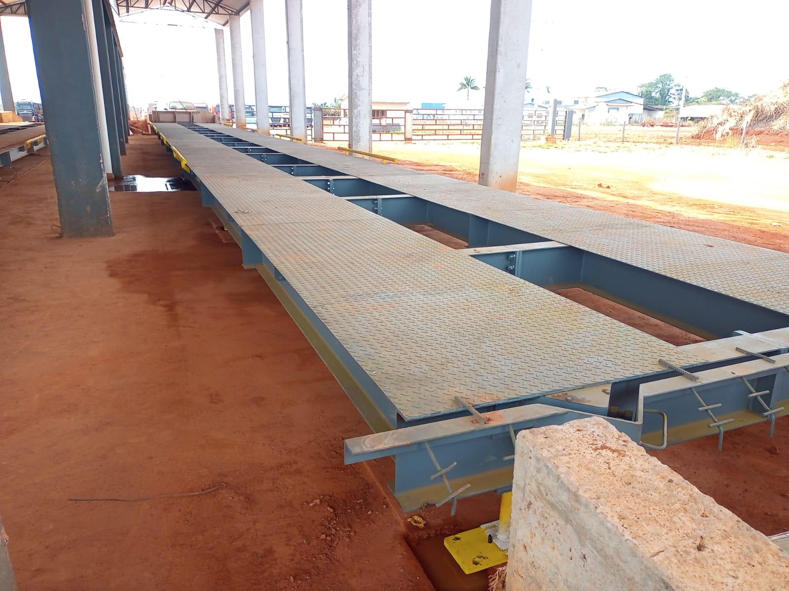 Plataforma metálica modular Acier instalada em pátio de cooperativa