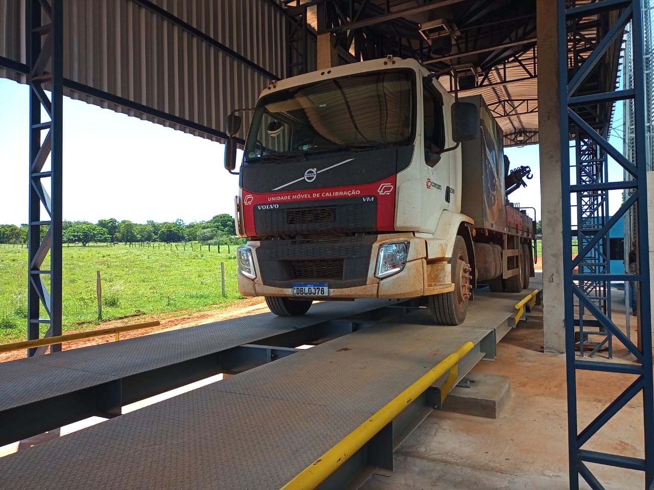 Caminhão Volvo da Unidade Móvel de Calibração Conceito sobre balança Acier