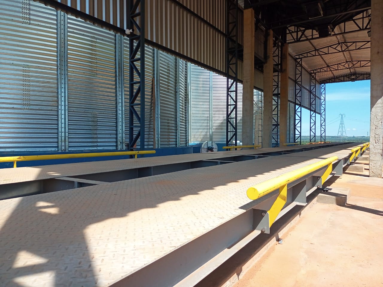 Balança Acier ao lado de silos de armazenagem agrícola