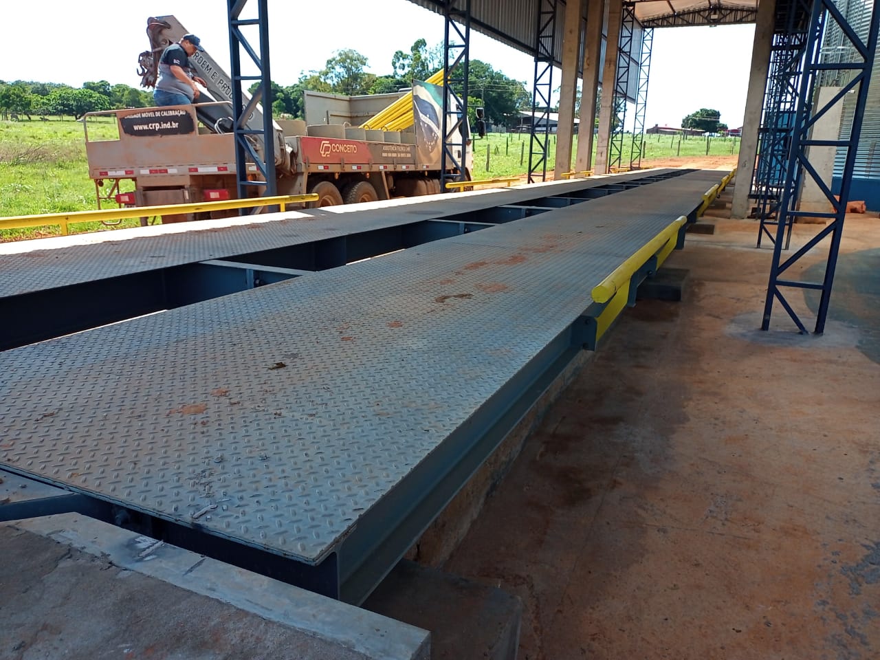 Plataforma Acier com guarda-rodas amarelos e caminhão Conceito ao fundo