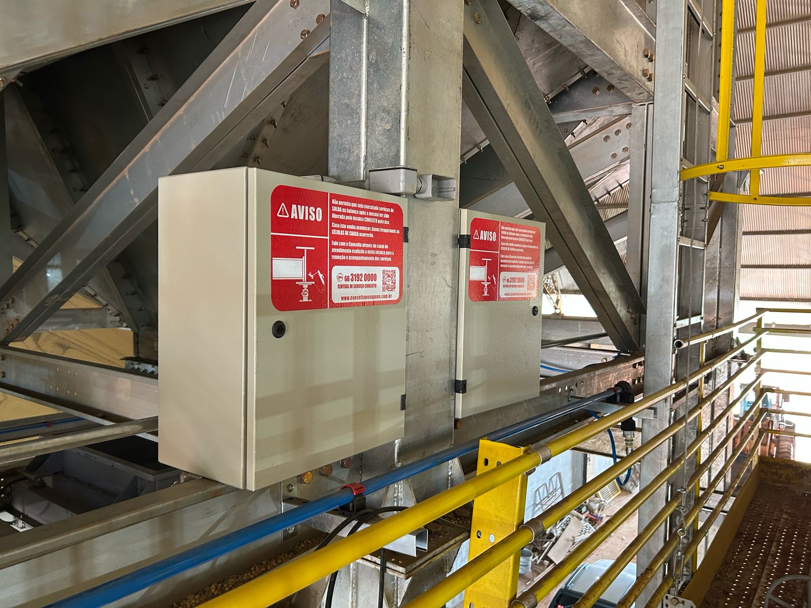 Painéis de controle CP FLUX com avisos de segurança Conceito
