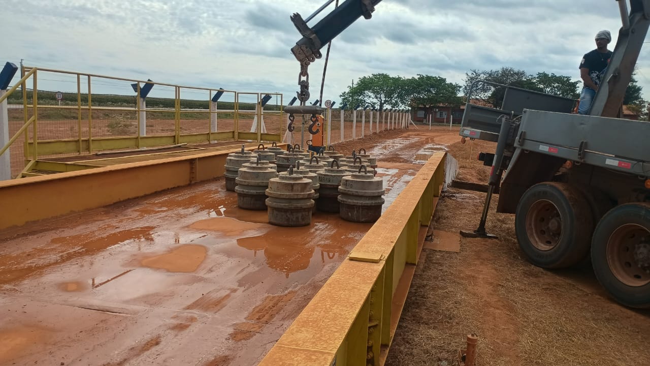 Calibração de balança rodoviária amarela em campo