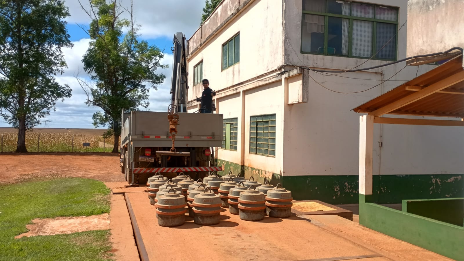 Unidade Móvel de Calibração descarregando pesos padrão em armazém rural