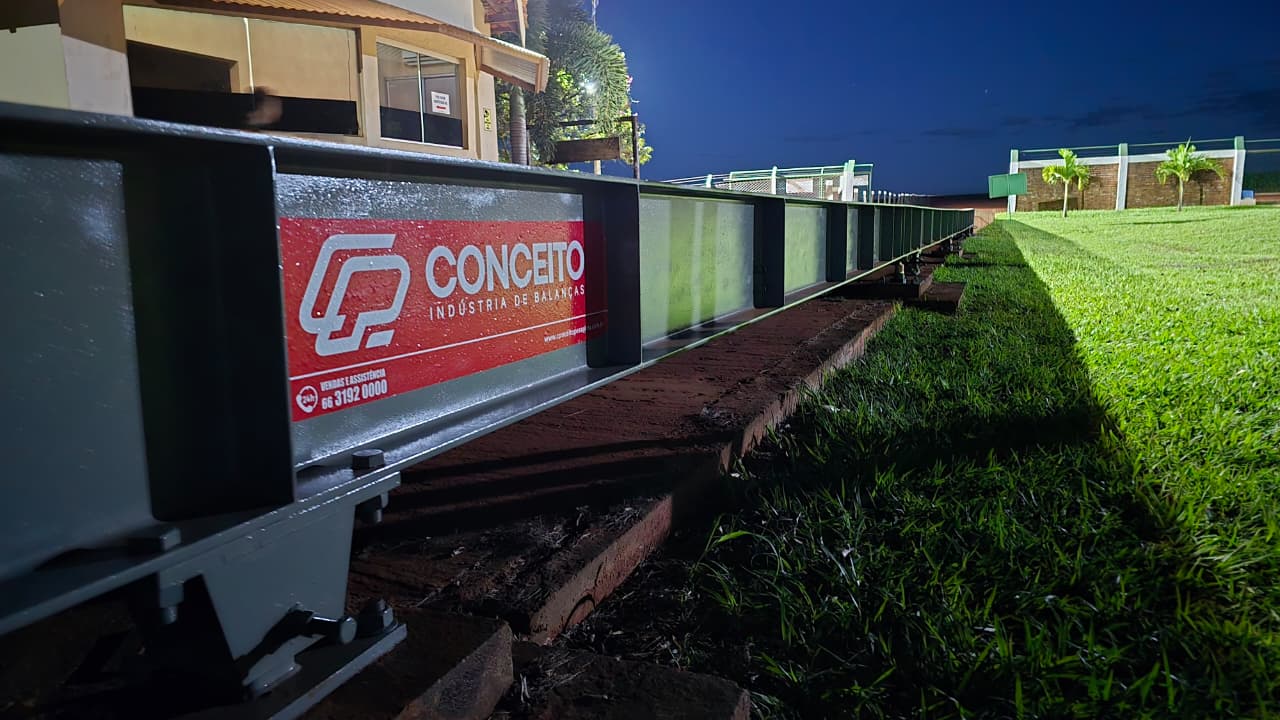 Balança rodoviária Conceito instalada com identificação visual da marca