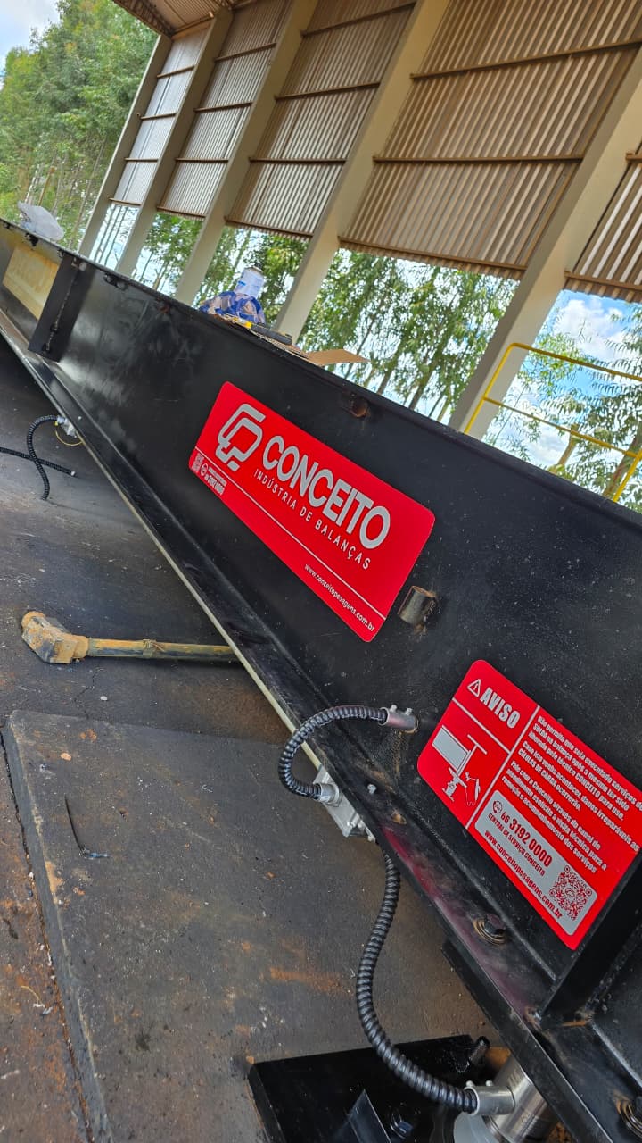 Manutenção em balança Conceito sob cobertura industrial