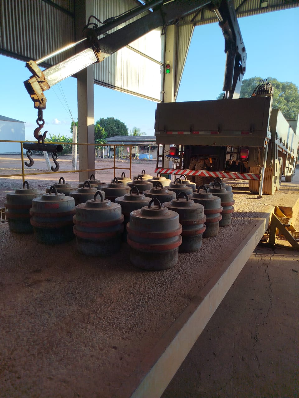 Pesos padrão organizados para calibração de balança rodoviária