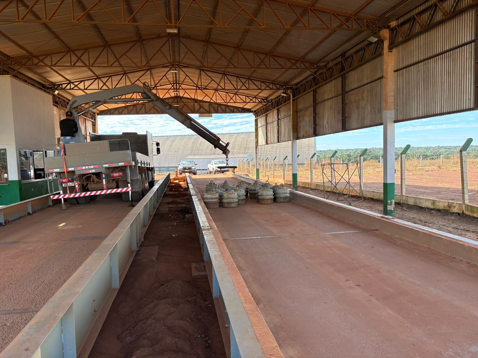 Calibração de balança rodoviária coberta com U.M.C Conceito