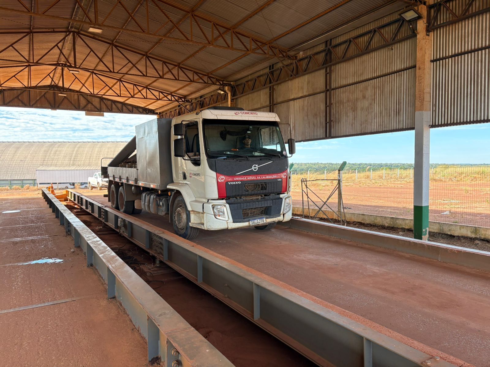 Unidade Móvel de Calibração Conceito posicionada sobre balança rodoviária