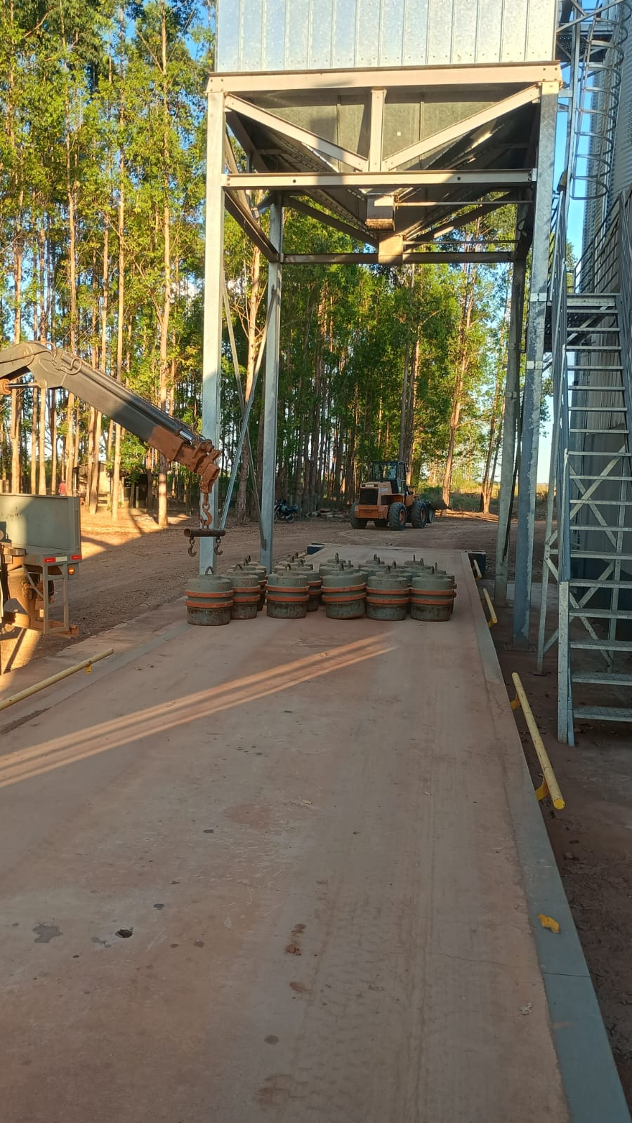 Calibração de balança sob silo metálico industrial