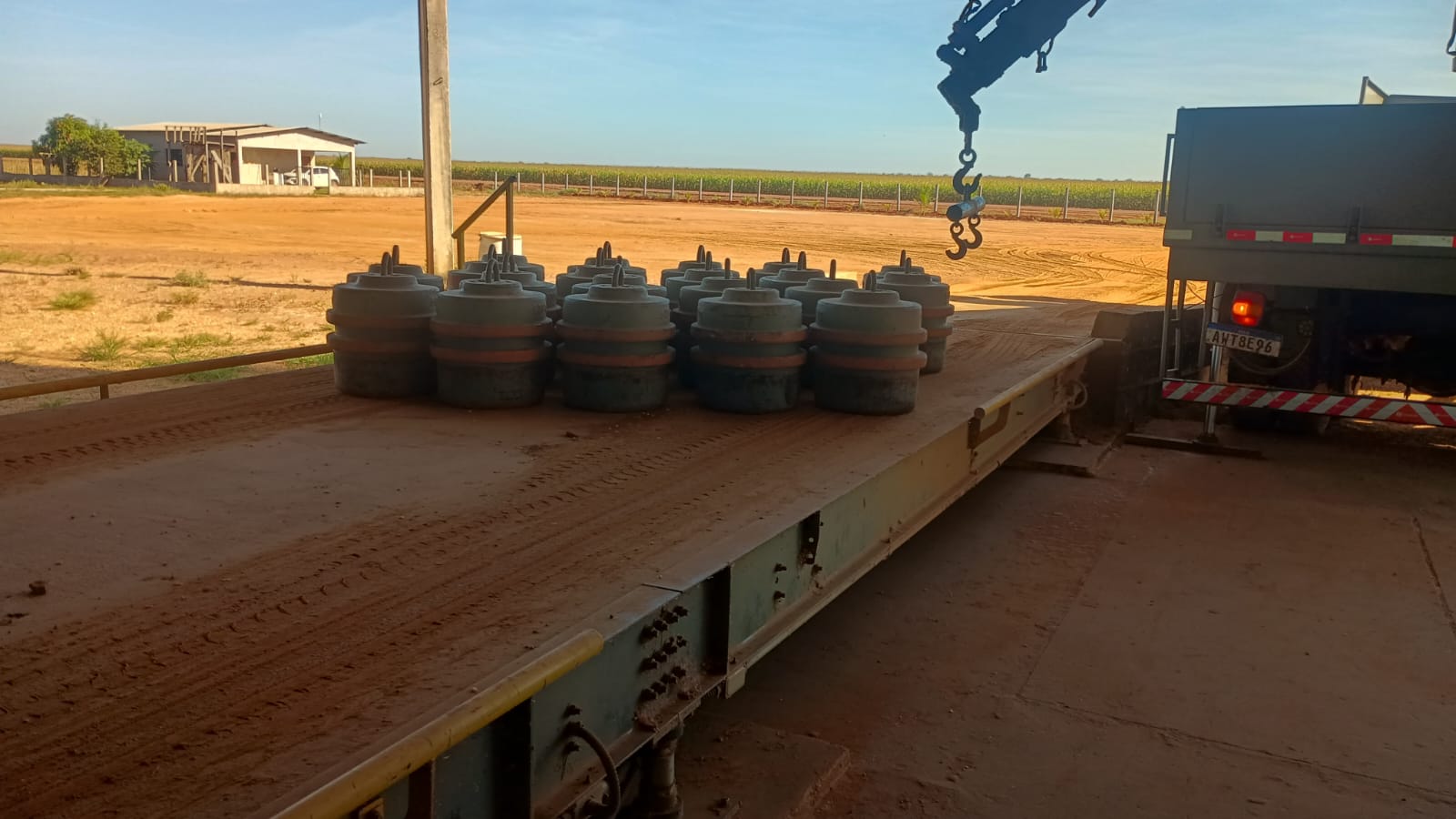 Pesos padrão sobre balança rodoviária em entreposto agrícola