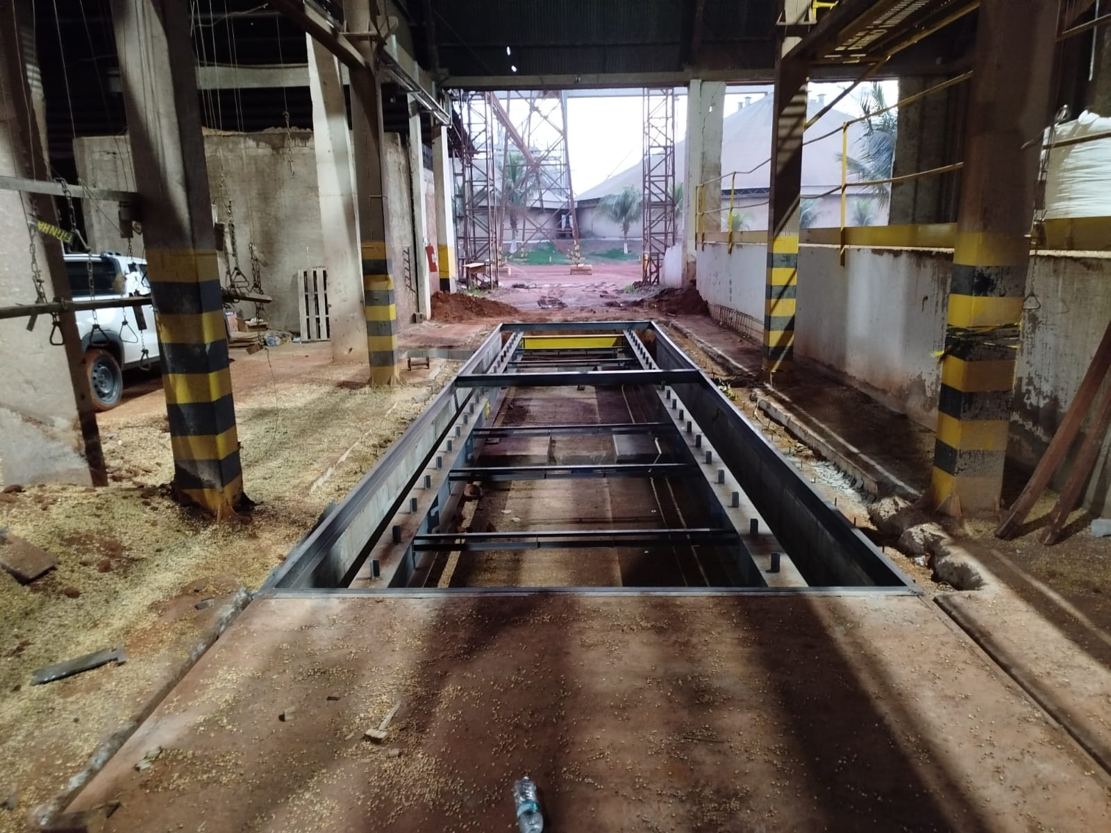 Vista interna do fosso com estrutura do prolongamento instalada