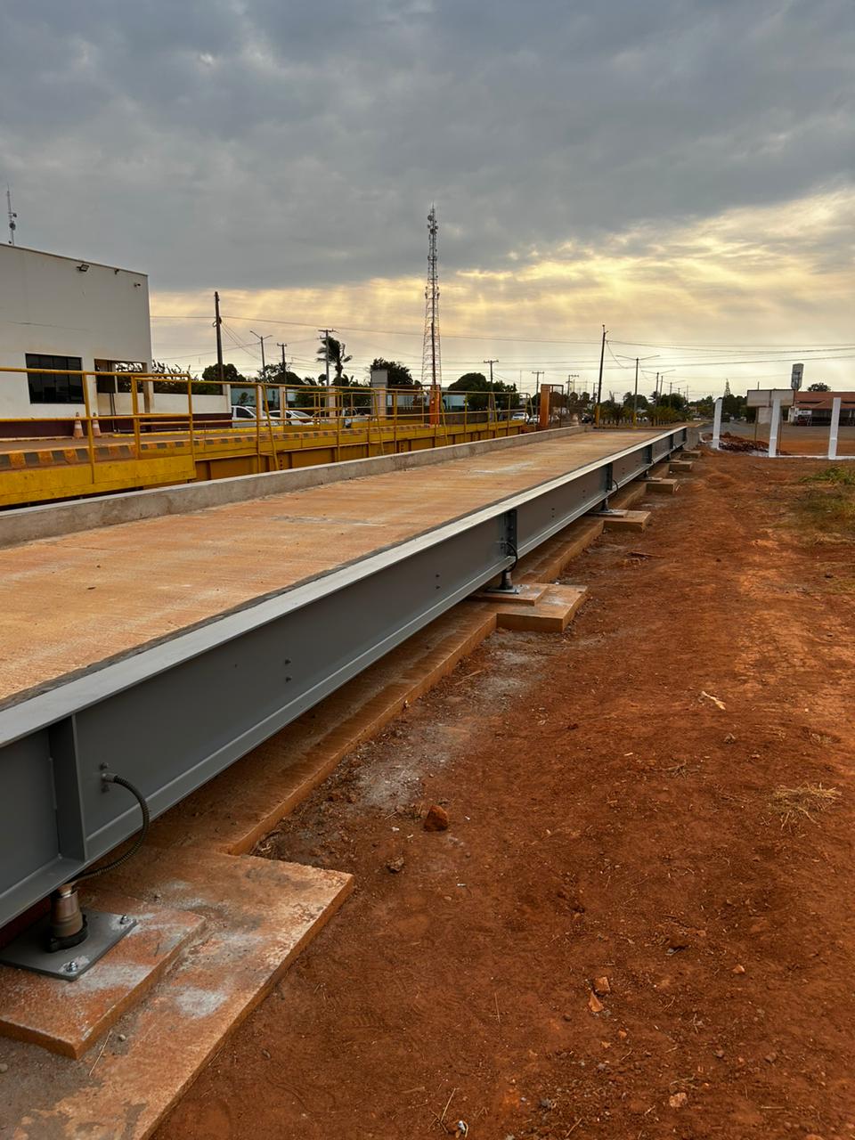 Balança rodoviária Standard instalada — vista lateral com células de carga