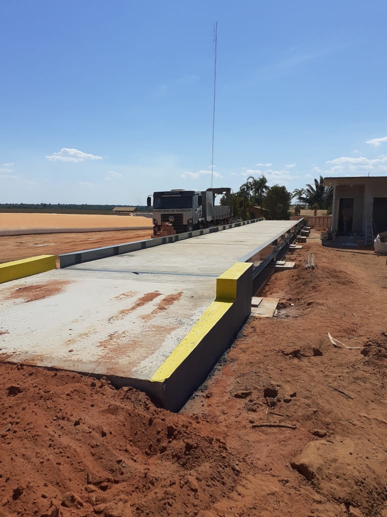 Balança Standard com rampa e proteção guarda-rodas amarelas