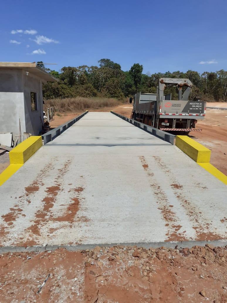Vista frontal da balança Standard com caminhão Conceito ao fundo