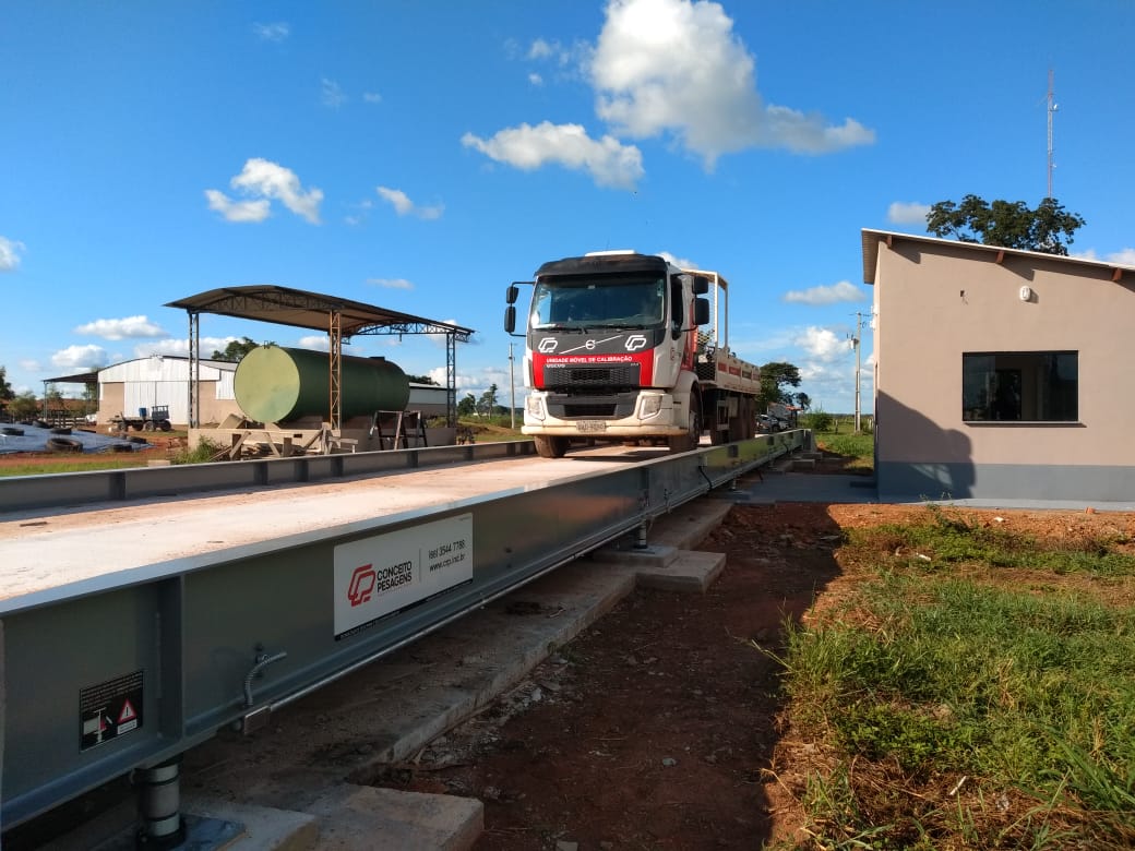 Balança Standard ao lado de cabine de operação em propriedade rural