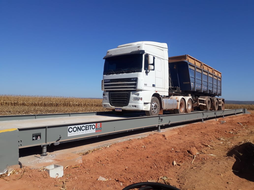 Caminhão DAF sobre balança rodoviária Standard Conceito em lavoura