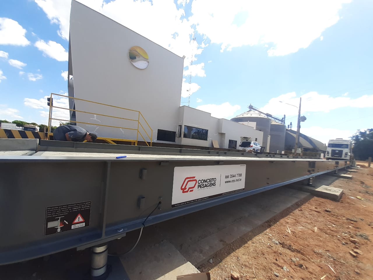 Balança Standard instalada em cooperativa agrícola — vista lateral