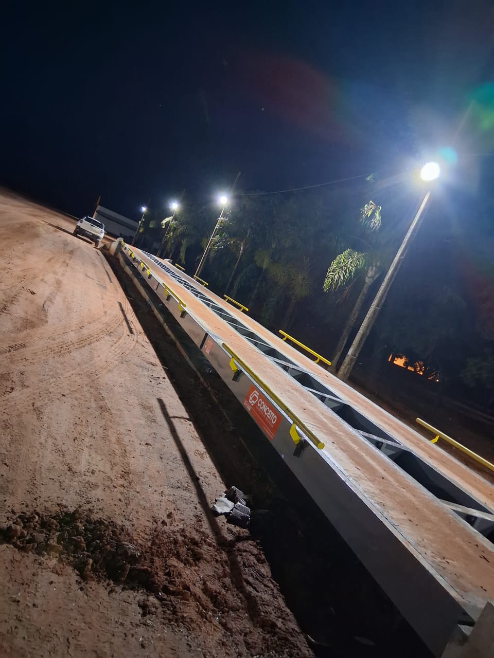 Balança rodoviária Steel Force iluminada à noite em pátio