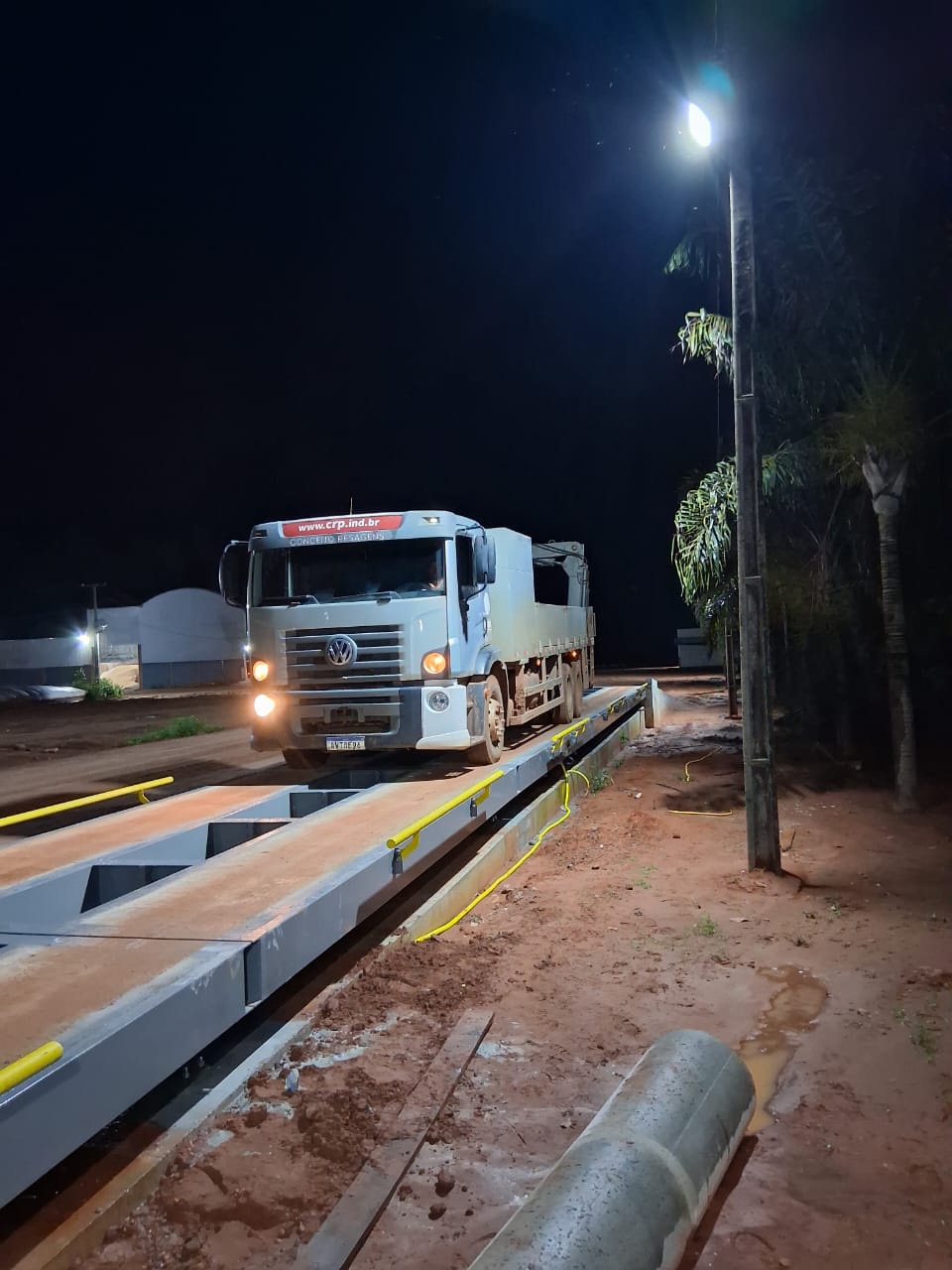 Caminhão Conceito sobre balança Steel Force durante operação noturna