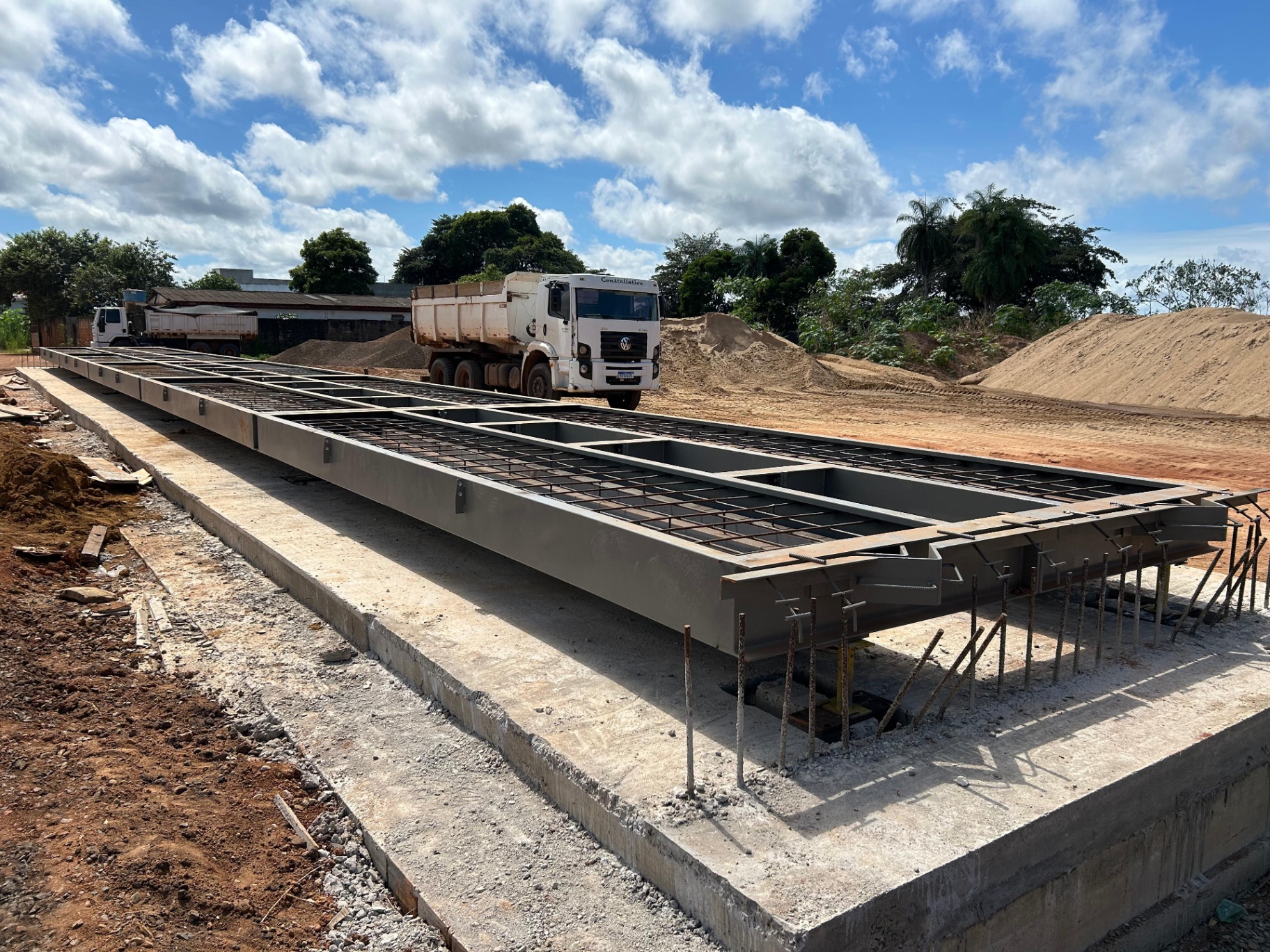 Estrutura modular Steel Force em montagem com armadura de laje