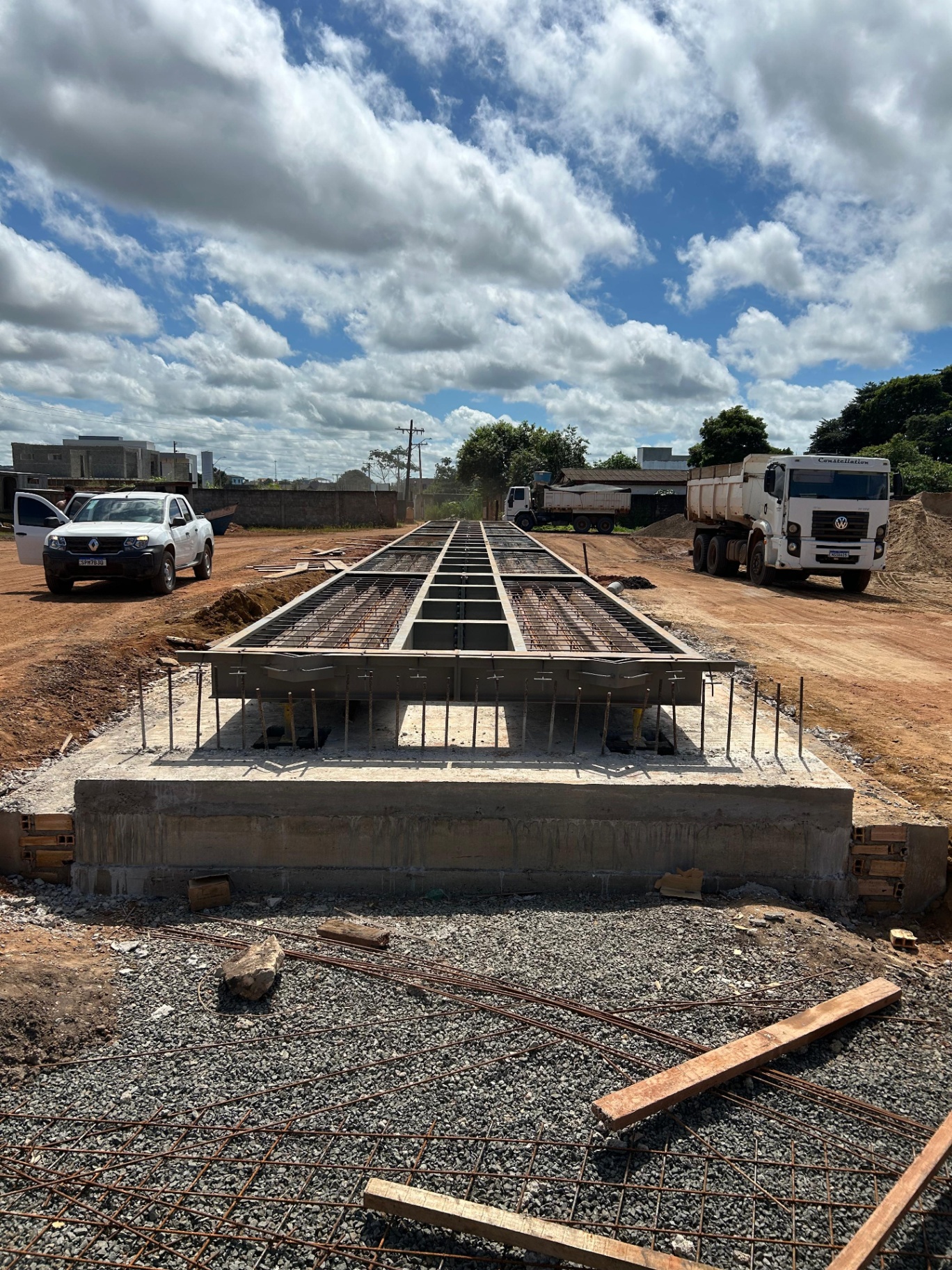 Vista frontal da Steel Force em fase de instalação sobre fundação