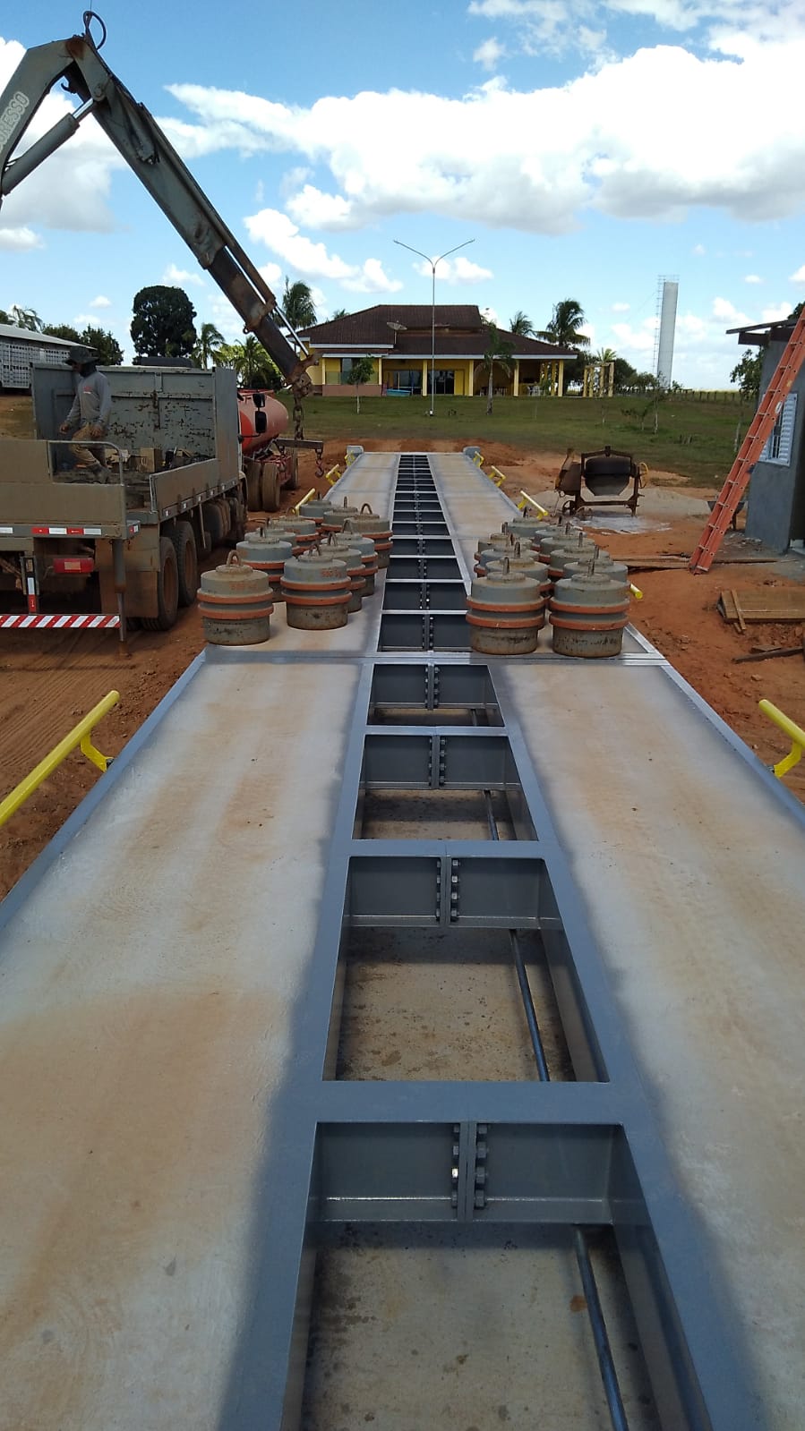 Detalhe estrutural da Steel Force com pesos de calibração
