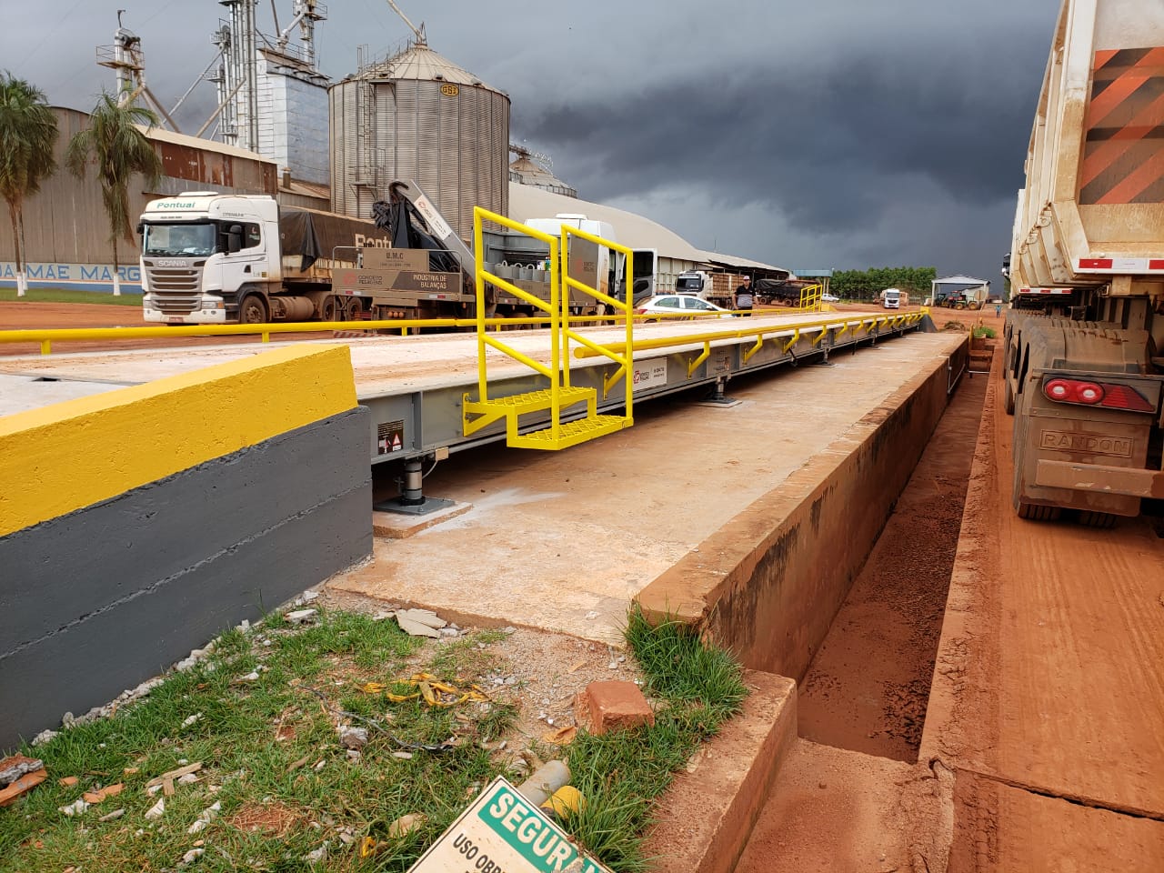 Balança rodoviária Svelte 2515 instalada em pátio com silos ao fundo