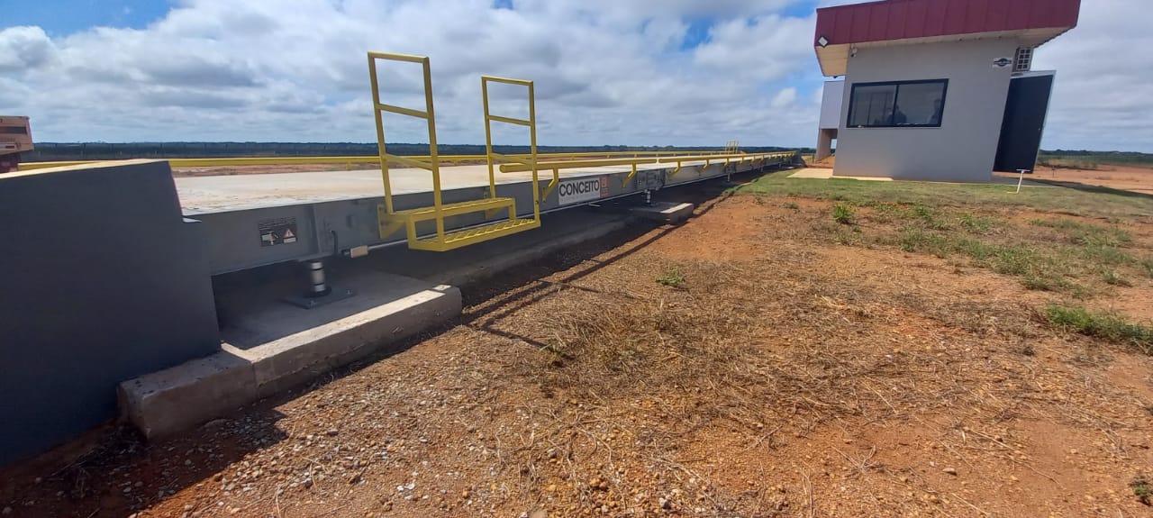 Vista lateral da Svelte 2515 com guarda-rodas amarelos e estrutura compacta