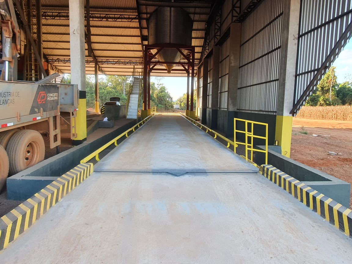 Svelte 2515 em armazém com piso de concreto e rampa